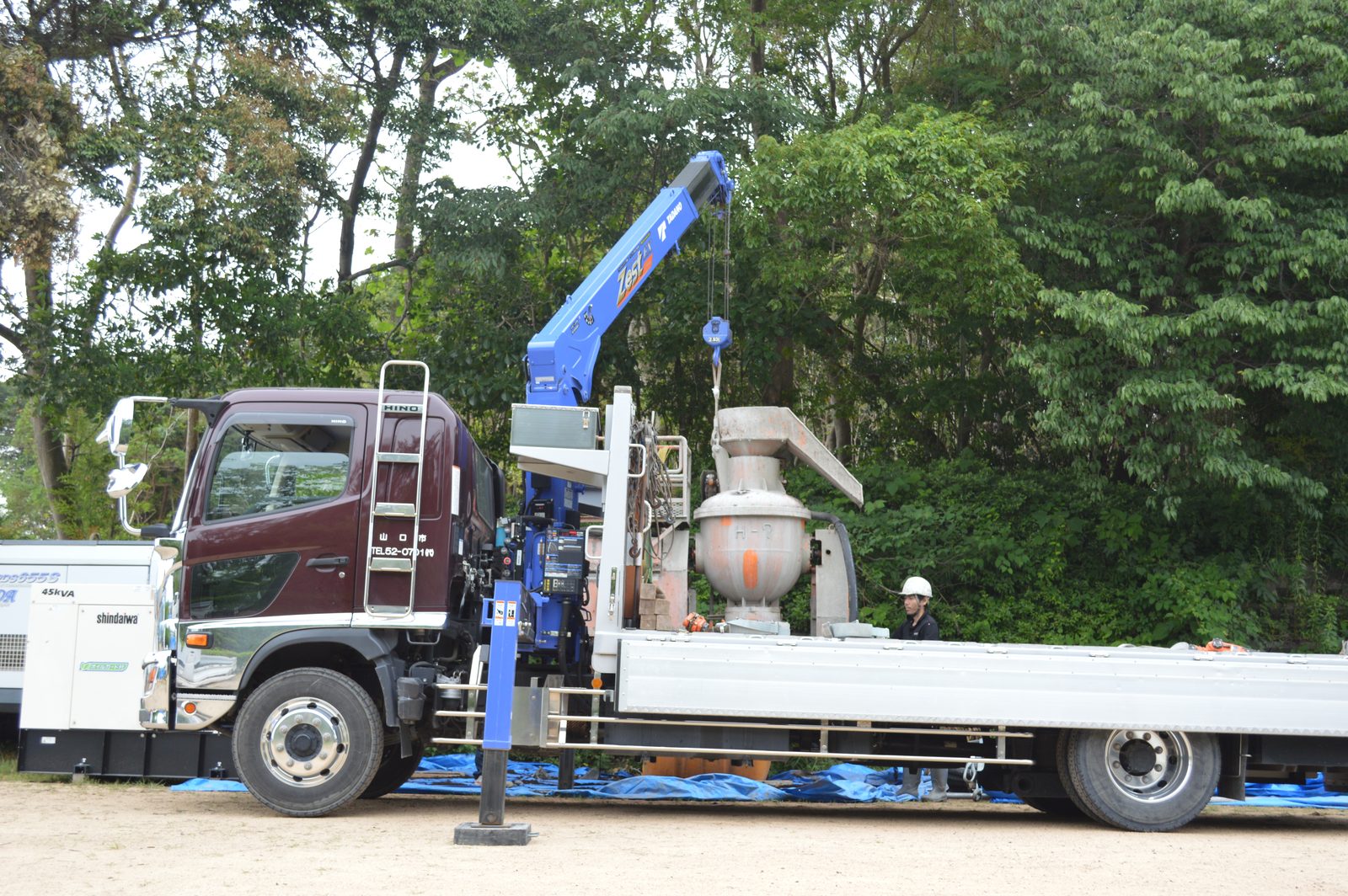 青いクレーンを備えたユニック車